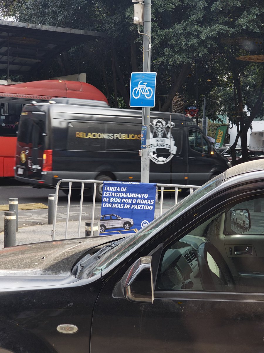Lovb95's tweet photo. @OVIALCDMX @BJAlcaldia @GobCDMX 
Ahora se va a privatizar la calle?? https://t.co/OrKwUPOvpB