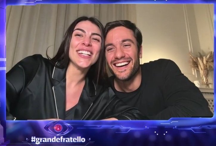 imieibabbalei's tweet photo. La mamma e il papà più belli del mondoooo! 😭😭😭😭😭 
Pelato, se invece ai tempi tutti quelli che ci credevano mi avessero dato un euro, a quest'ora sarei miliardaria! 😌 
La felicità nei loro sorrisiiii Gesù mioooo! Vi amo cuori miei!
😭😭😭😭😭🤍🤍 https://t.co/gNIgQ7l1Ed