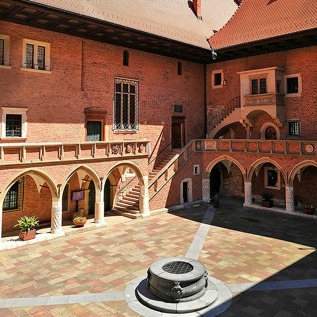 EJagiellonians's tweet image. King of Poland Casimir the Great, with the consent of Pope, established in 1364 the Kraków Academy - Jagiellonian University @JagiellonskiUni. One of the most important universities in Europe. Alma Mater of many great scientists for seven centuries.
👑📜✝️🇵🇱🖊️📖🔭⚗️