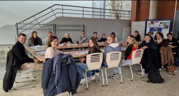 BlaisePascalLon's tweet photo. Entraînement convivial et intensif pour la 1ère session des Olympiades de la parole de la Cité scolaire 🔝
✔️oser
✔️exprimer 
@AcLille
@ota_dsden62
@dsden62 https://t.co/eJfq6okViB