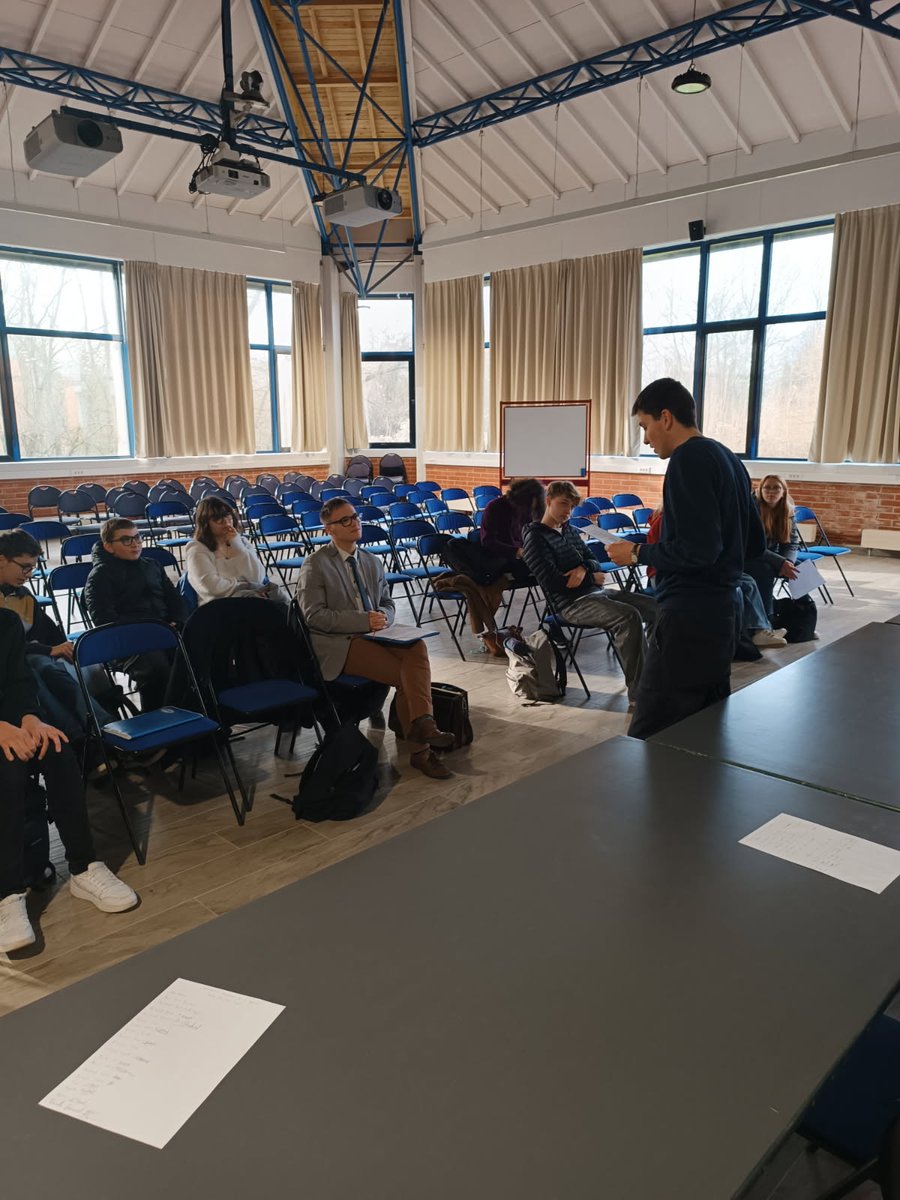 BlaisePascalLon's tweet photo. Entraînement convivial et intensif pour la 1ère session des Olympiades de la parole de la Cité scolaire 🔝
✔️oser
✔️exprimer 
@AcLille
@ota_dsden62
@dsden62 https://t.co/eJfq6okViB