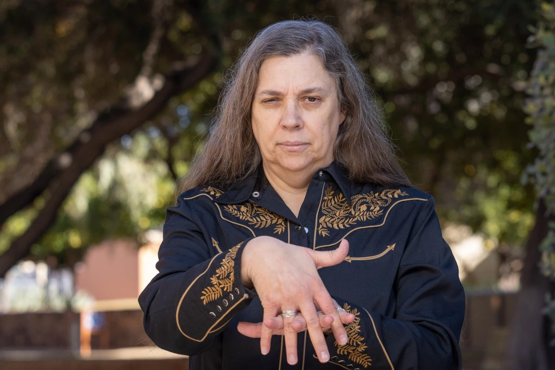 Dr. Melanie McKay-Cody, Assistant Professor at the University of Arizona College of Education, is a leading expert on preserving Native American sign languages. Read more about her groundbreaking work in this UA News article: news.arizona.edu/news/u-expert-…