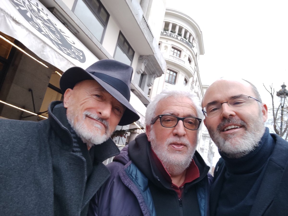 Hay un creador que no sólo escribe las historias más leídas de nuestro tiempo; hay un creador que soñó con un territorio de libros y que lo ha convertido, junto con cientos de amigos, en una gran realidad.

Gracias <a href="/perezreverte/">Arturo Pérez-Reverte</a> por enrolarme en <a href="/zendalibros/">Zenda</a> y #PremiosZenda