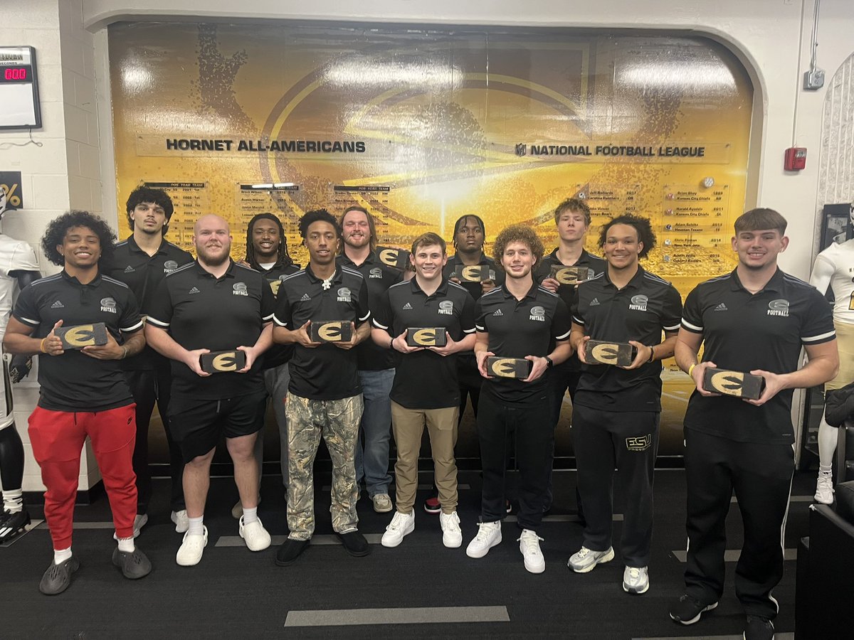 esuhornetsfb's tweet photo. 🗣️ BRICKS AWARDED 🗣️

Congratulations to these 12 for EARNING their brick 🧱

- Trust and Accountability ☑️ 
- Attitude ☑️ 
- Family Over Everything ☑️ 

#GrowTheTree #StingersUp🐝 https://t.co/S5PcTZwT0m