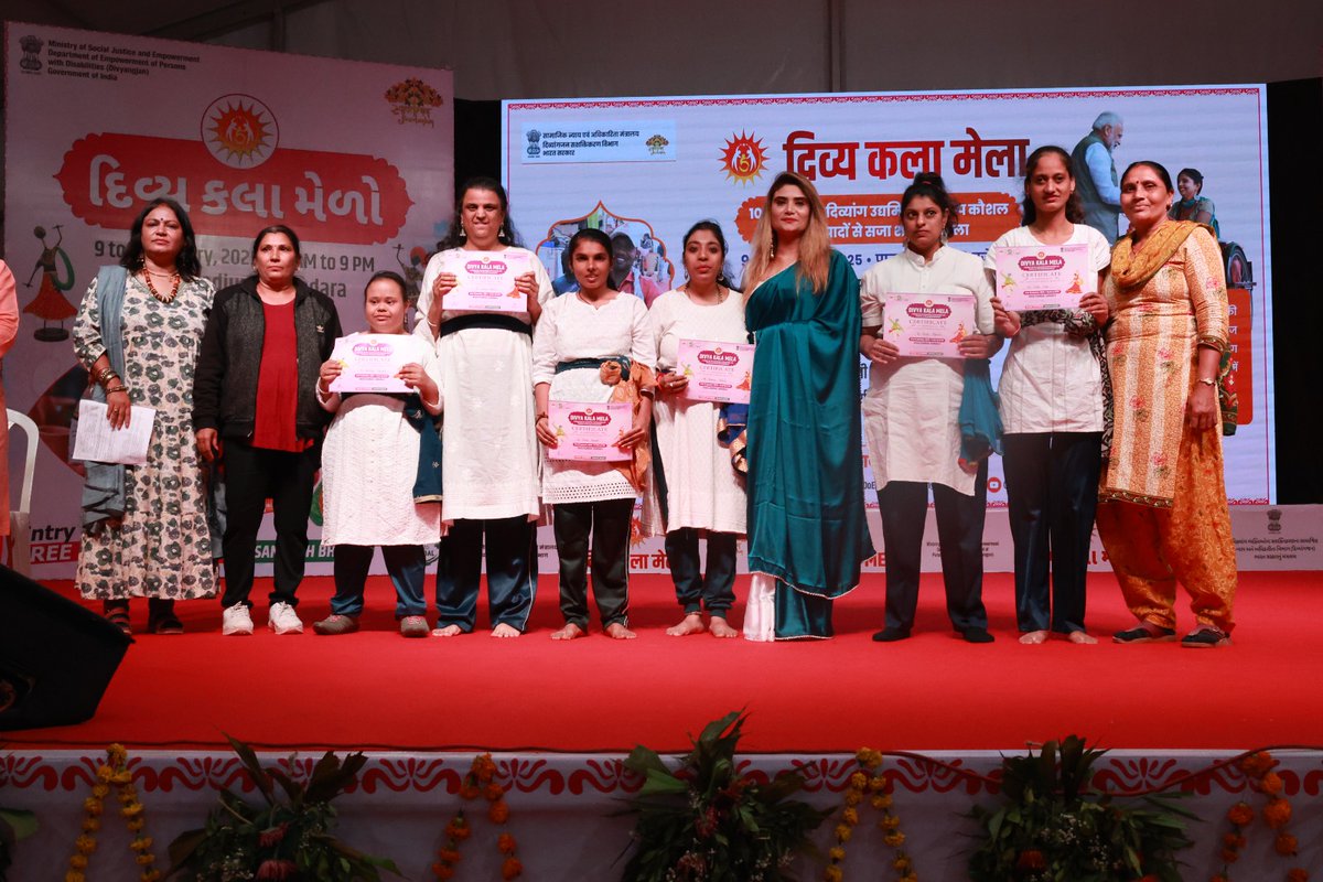 ndfdcindia's tweet photo. वडोदरा में आयोजित दिव्य कला मेला में दिव्यांग कलाकार सांस्कृतिक कार्यक्रम में अपनी आदित्य प्रतिभा का प्रदर्शन कर रहे हैं। #divyakalamela #supportdivyang #Vadodara @Drvirendrakum13 @MSJEGOI @ndfdcindia https://t.co/47qKFuHbn6