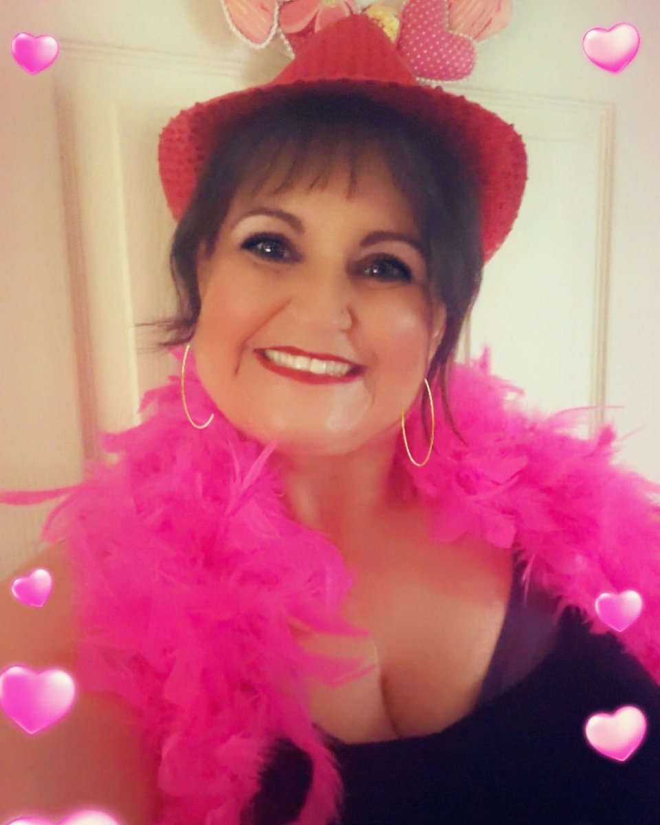 TheLighthouseCe's tweet photo. Today’s reason to smile…….fabulous burlesque class with pink fluffy boa, pink sparkly hat and gloves. Yes they get removed!! #ShowMeHowYouBurlesque #PinkSparkles #Seductive #Sexy #Burlesque xxx https://t.co/Dep484mKfN