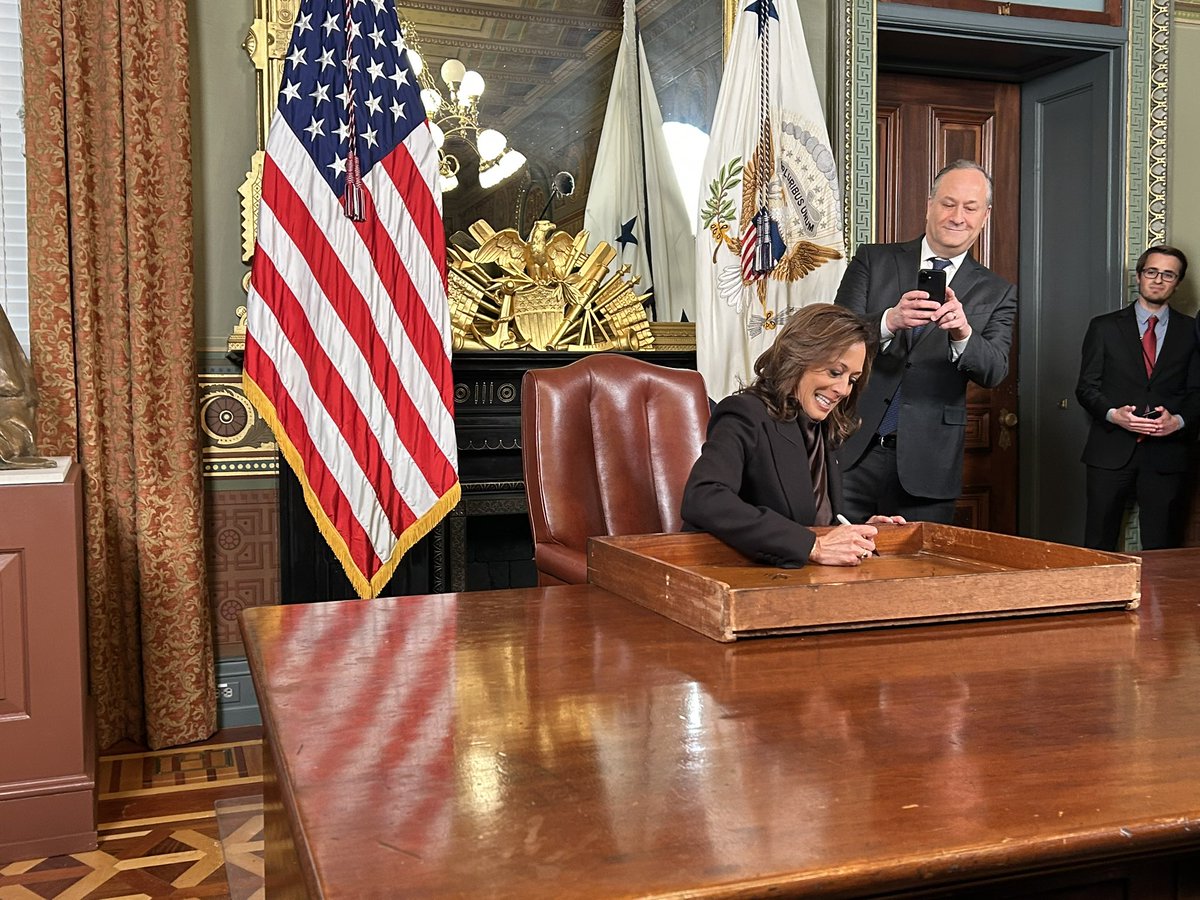 casssemyon's tweet photo. Vice President Kamala Harris signed her desk in the Vice President’s ceremonial office this afternoon. https://t.co/bjtnQ8Vzm1
