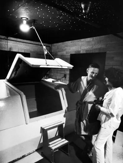 thedarshakrana's tweet photo. MIND-BENDING 🧠

1954: A scientist created a tank to "turn off" reality.

He stayed in it for 48 hours with:

• No light
• No sound
• Nullified effects of gravity

What he discovered?

The CIA classified it as "too dangerous for humanity": https://t.co/5JJpScUcFF