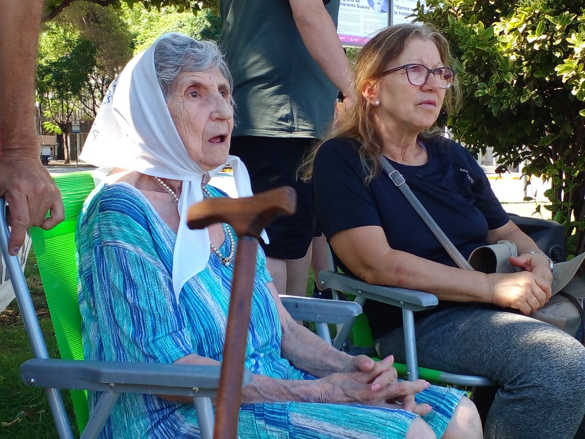 ShirleyHerreros's tweet image. #Neuquén ronda de Madres con #Lolin Rigoni 
"Estén atentos porque lo poco que hubo de Justicia, lo quieren minimizar. Desde la cárcel están haciendo campaña para salir..."
#NiUnPasoAtras