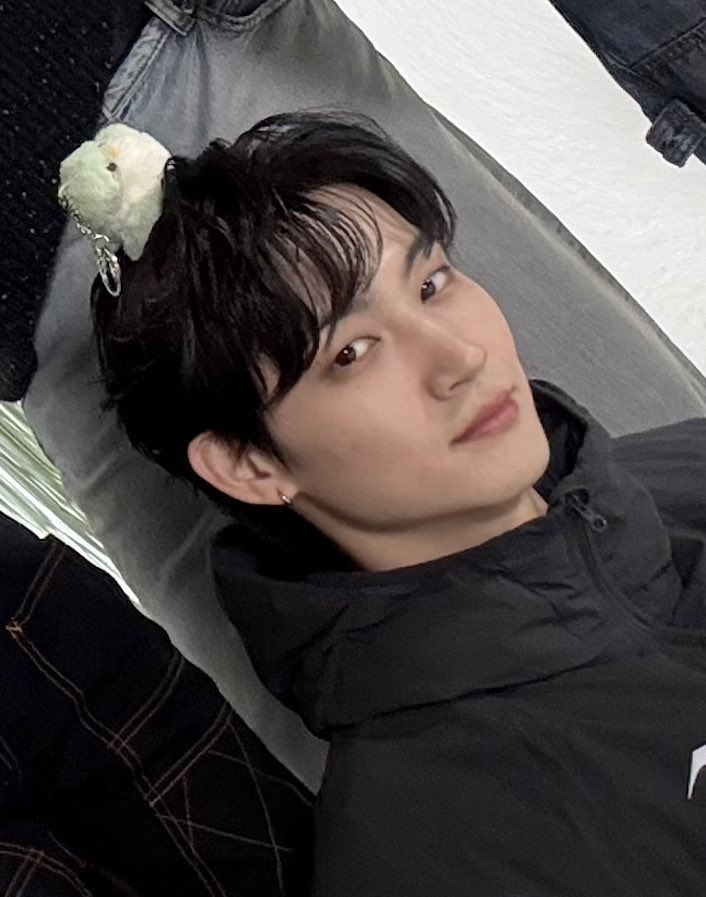 virtudef's tweet photo. he really said “ahgase if you are tired, just rest on my head” 🥺 https://t.co/Sy9ZuiEstB