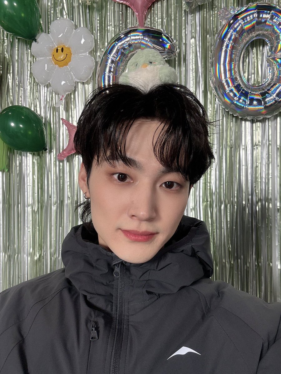 virtudef's tweet photo. he really said “ahgase if you are tired, just rest on my head” 🥺 https://t.co/Sy9ZuiEstB