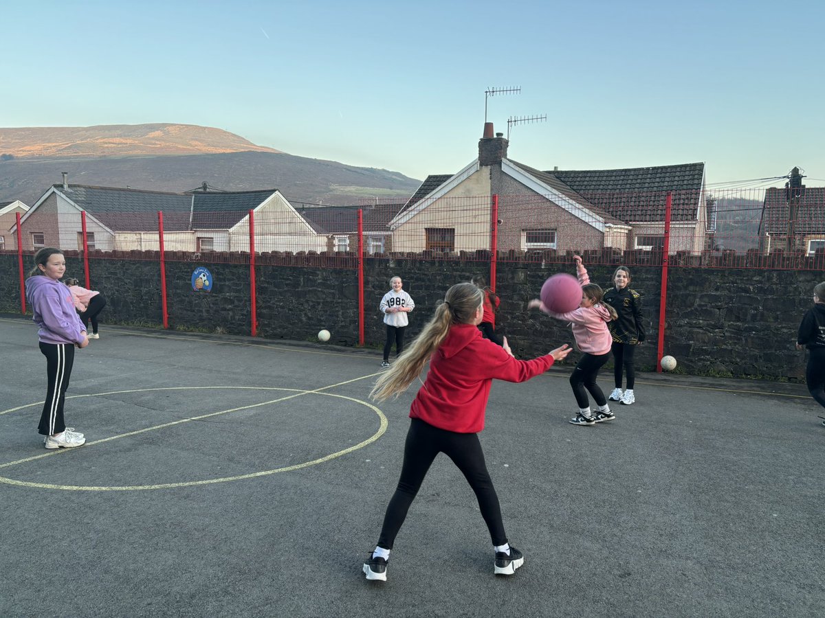 Our first netball training session of the year. #TeamNanty 🏐
