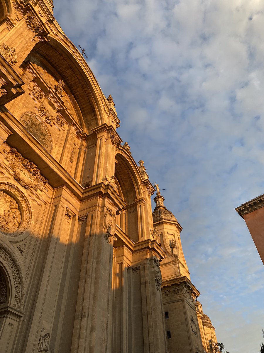 No era consciente lo que podía arreglar el simple echo de tomar un café bajo la catedral en el momento de la golden hour.