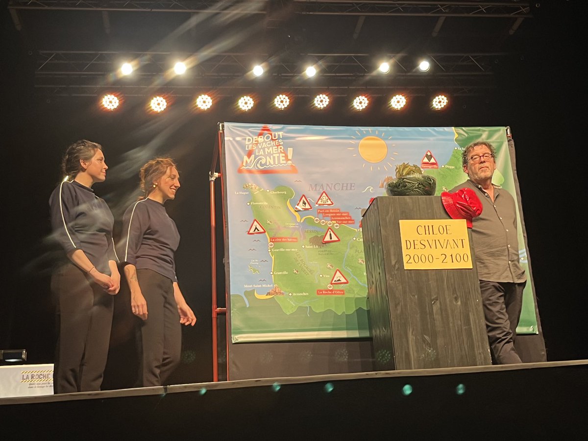 C_Guerout's tweet photo. « Debout les vaches , la mer monte! »
Sur un ton humoristique, la pièce de théâtre sensibilise au changement climatique.
Le Syndicat Mixte du Littoral de la Seine-Maritime avait choisi @Sainte_Adresse pour engager des échanges sur l’adaptation de notre littoral à ces changements https://t.co/l7CU8qotUv