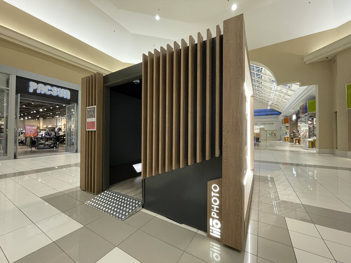 sheepieniagara's tweet photo. For those of you wondering about the mystery photo box at @FashionNiagara (*cough* @abottleofpop *cough*), it does give you a paper copy from what the instructions say. From a company called Lilo Photo. Inside is interesting. 

#photograghy #niagarafallsusa #livenf https://t.co/DfR8SY4q4d