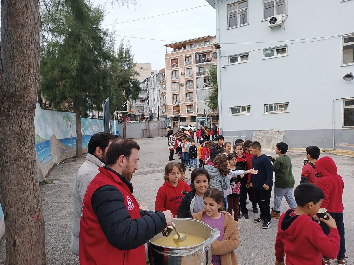 Selahaddin Eyyubi ortaokulumuz ve necatibey ilkokulumuzun öğrencilerine sıcak çorba ikramımız 😊