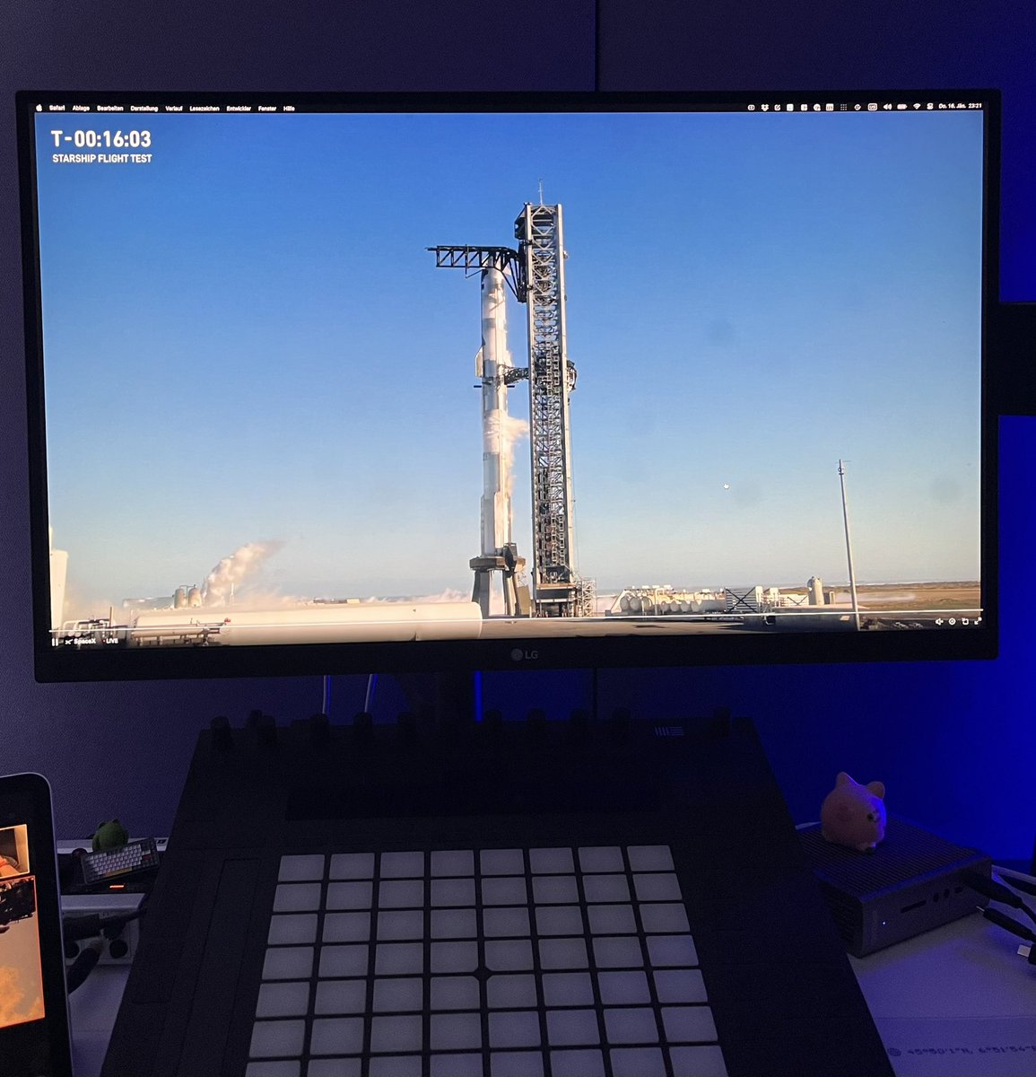 Will SpaceX be able to catch the Starship booster today? What do you think?