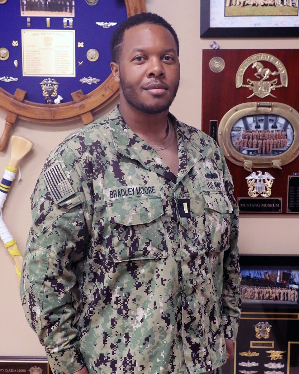 NTAG Southwest (@nrd_sandiego) on Twitter photo #SanDiego native to graduate from #USNavy #LDO #WO #CWO Academy at Newport, RI, Jan. 31, 2025
Ensign William Bradley Moore
2010 Serra HS
“I joined the Navy to provide for my family and obtain a career with the potential to retire."
navyoutreach.blogspot.com/2025/01/san-di…
#ForgedBytheSea <a href="/NETC_HQ/">Naval Education and Training Command</a> #SanDiego native to graduate from #USNavy #LDO #WO #CWO Academy at Newport, RI, Jan. 31, 2025
Ensign William Bradley Moore
2010 Serra HS
“I joined the Navy to provide for my family and obtain a career with the potential to retire."
navyoutreach.blogspot.com/2025/01/san-di…
#ForgedBytheSea <a href="/NETC_HQ/">Naval Education and Training Command</a>