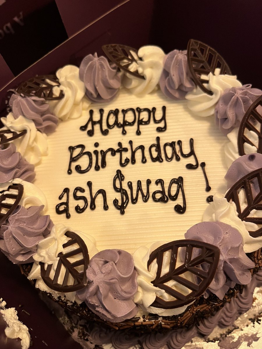 ashswagin's tweet photo. HAPPY BIRTHDAY TO ME IM 21. AHHHHHH IM GONNA DIE https://t.co/JvX4AnfCpw