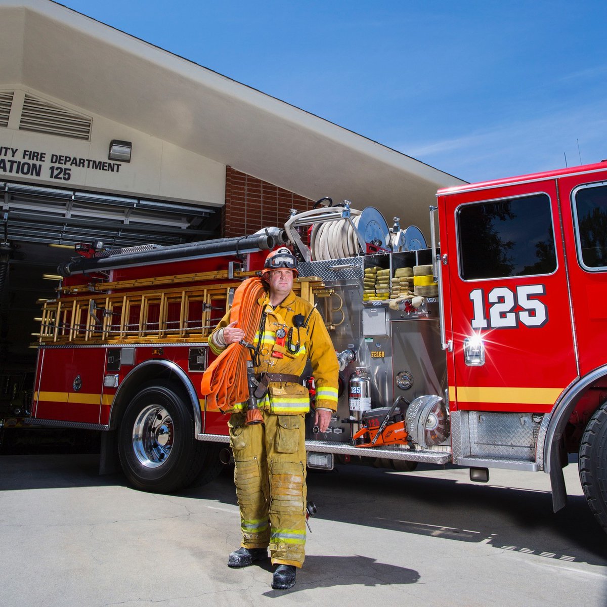LMU alumnus &amp; L.A. County Fire Capt. Malcolm Dicks ’94 heroically rescued Malibu resident Patty Phillips during her escape from the Palisades wildfire. Thank you, Capt. Dicks, &amp; all first responders for your courage in battling these fires. Full story: bit.ly/3WoUgCZ