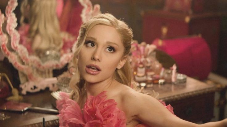 dykezadi's tweet image. femme lesbians and their love for pink 🩷