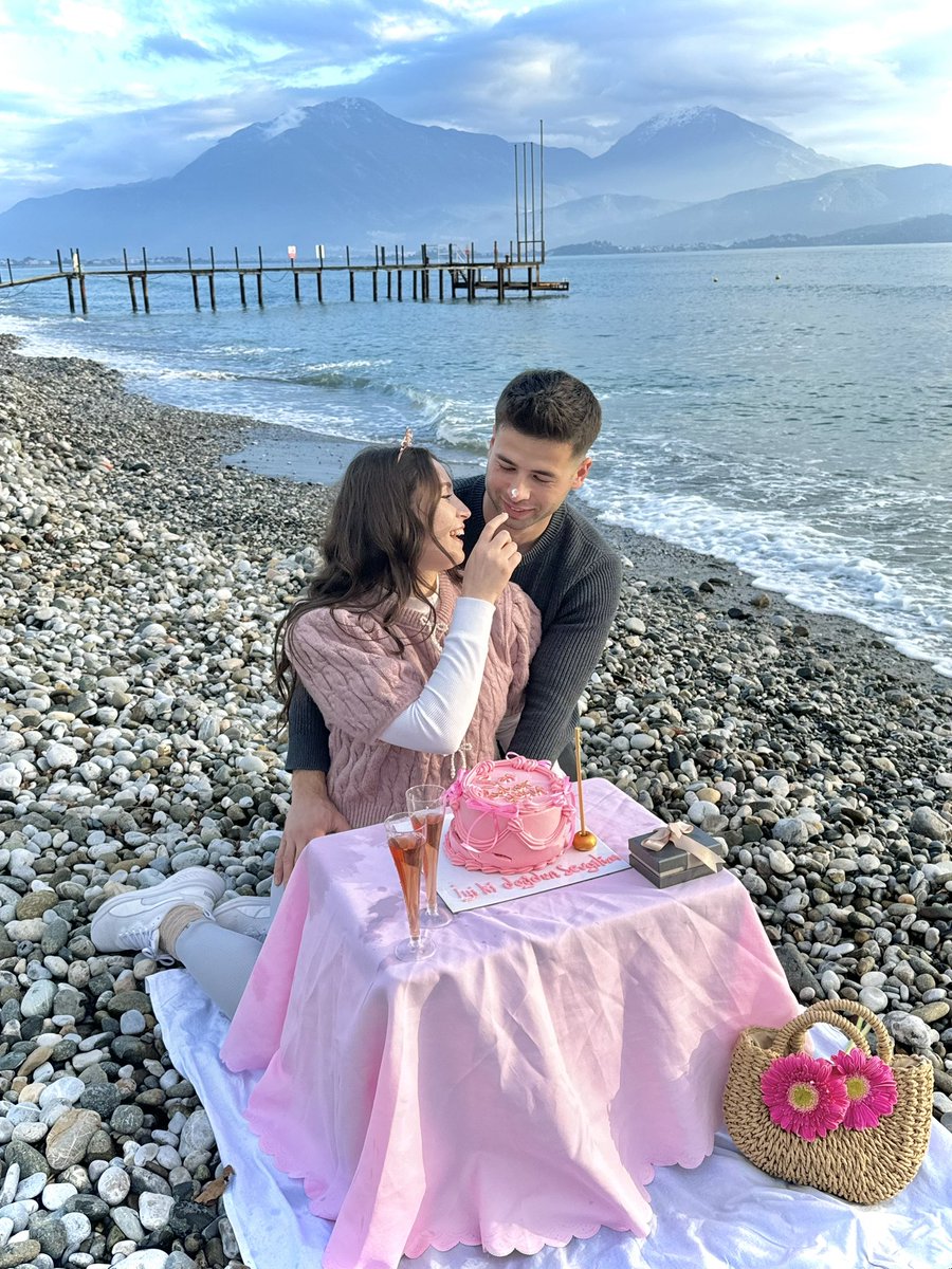 Ozaman iyi ki doğdumm🌸
Bir yaşım daha seninle geçen güzel anılarla dolu 
Yeni yaşımda yeni hikayeler, yeni deyimler, yeni başlangıçlar bizi bekliyor sevgilim 🤍