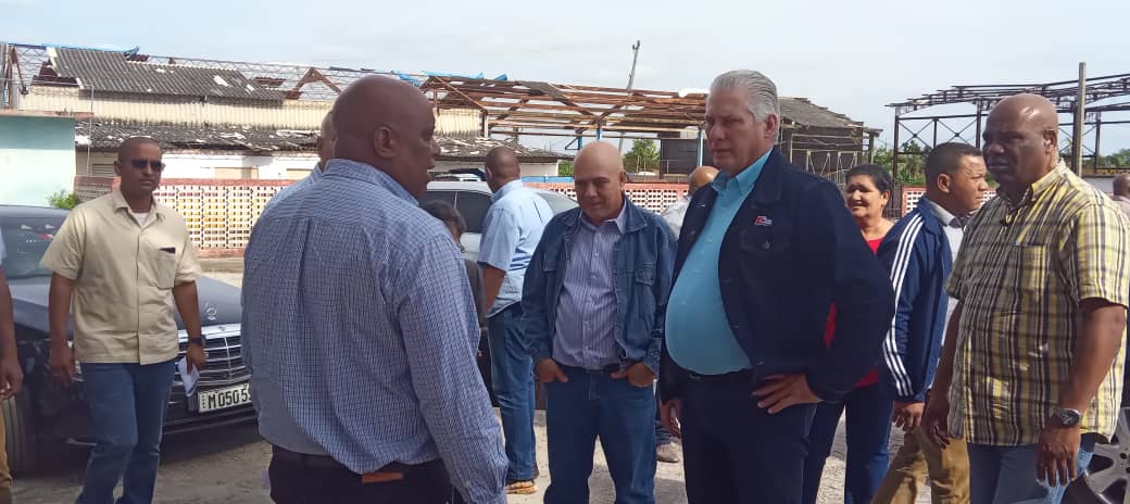 🇨🇺 Como parte de su recorrido por el municipio cabecera, el presidente cubano, <a href="/DiazCanelB/">Miguel Díaz-Canel Bermúdez</a>, llegó hasta la UEB Tomás Álvarez Breto, de la Empresa de Materiales de la Construcción. Allí conoció sobre la producción de polipaneles y losas de 50 X 50. #ArtemisaJuntosSomosMás