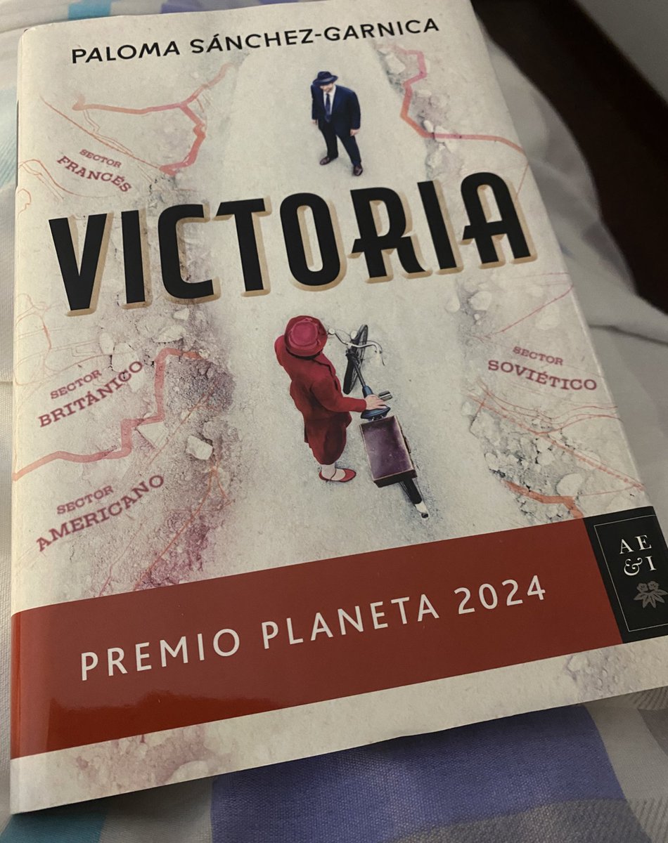 LMariaGallardo's tweet photo. Mi novio me conoce muy bien para haberme regalado este libro 👌✅ https://t.co/Mjl0qAUEjp