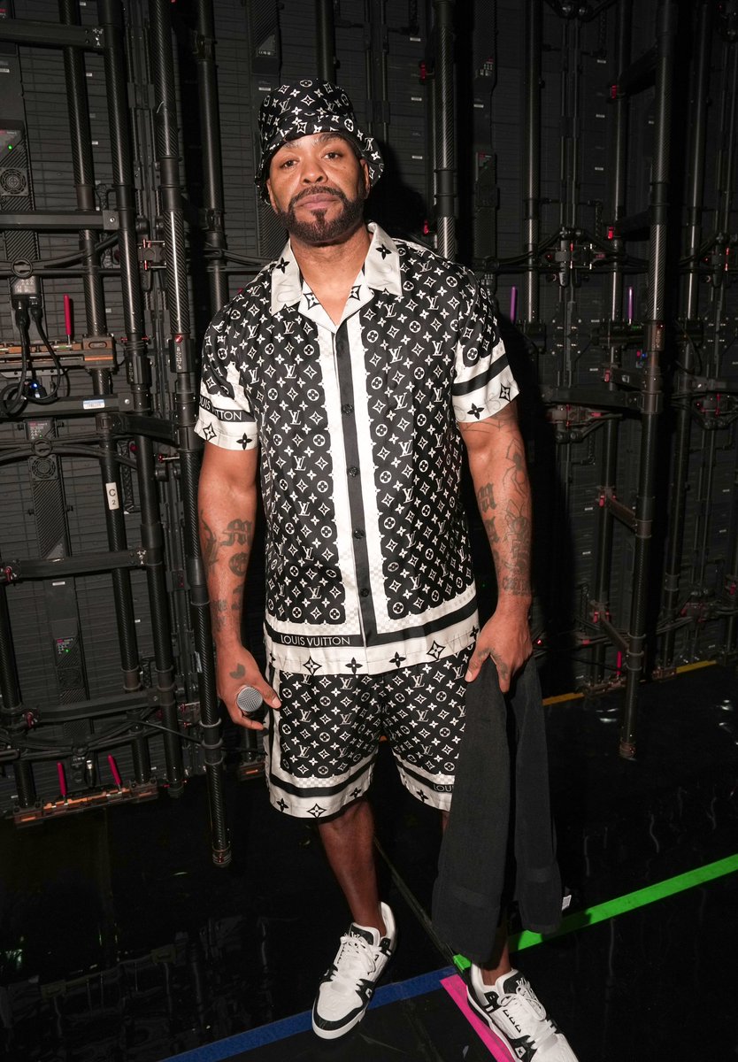 XXL's tweet image. Method Man was reportedly involved in an assault at a Crunch Fitness gym in Staten Island, N.Y. earlier today, New York Post reports.

The Wu-Tang Clan rapper allegedly punched a 28-year-old man who formerly dated the Meth's daughter seven times in the face. Police were called. A…