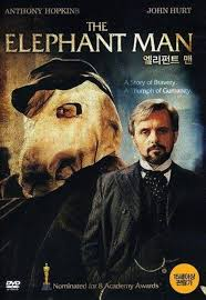 CanalHisDireito's tweet photo. 3/8 Nos anos 80, Lynch alcançou sucesso mainstream com "The Elephant Man" (1980). O filme, indicado ao Oscar, trouxe a história real de John Merrick, explorando a beleza e a tragédia da humanidade. Uma prova de que Lynch podia tocar o coração sem perder seu estilo. #DavidLy https://t.co/Qqt9OxD0Yp