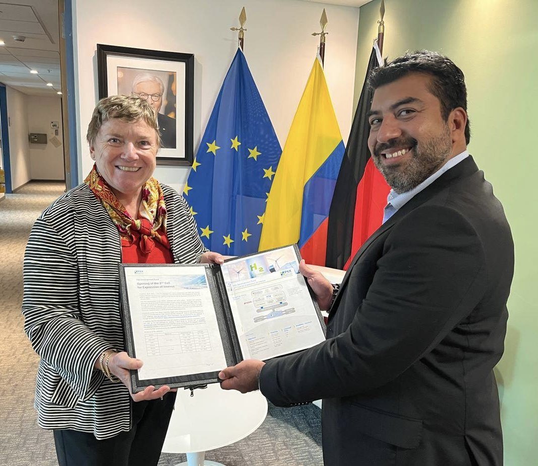 Martina Klumpp (@alembajadora) on Twitter photo Gran paso para el apoyo de 🇩🇪 en transición energética: 🇨🇴 entra como 7mo pais elegible al ptx-fund.com. En encuentro con <a href="/javiercjz/">Javier Campillo</a>, viceministro de <a href="/MinEnergiaCo/">Minenergía</a>, hablamos de estas aportaciones no reembolsables y de amplia agenda común en energías renovables 🔋🌱. Gran paso para el apoyo de 🇩🇪 en transición energética: 🇨🇴 entra como 7mo pais elegible al ptx-fund.com. En encuentro con <a href="/javiercjz/">Javier Campillo</a>, viceministro de <a href="/MinEnergiaCo/">Minenergía</a>, hablamos de estas aportaciones no reembolsables y de amplia agenda común en energías renovables 🔋🌱.