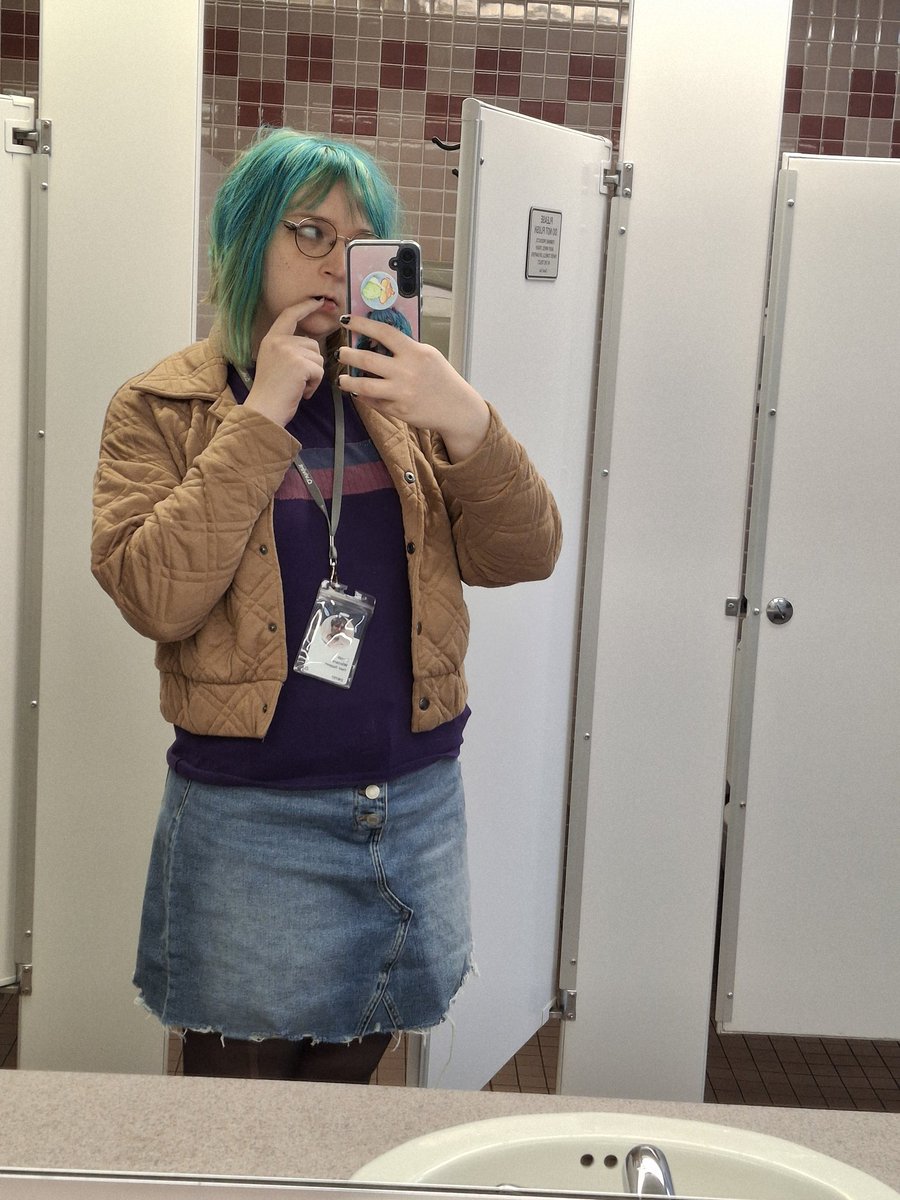 WendyofFlower's tweet photo. I'm barely on here anymore for obvious reasons but I changed my hair. https://t.co/0BNT3dH9Jd