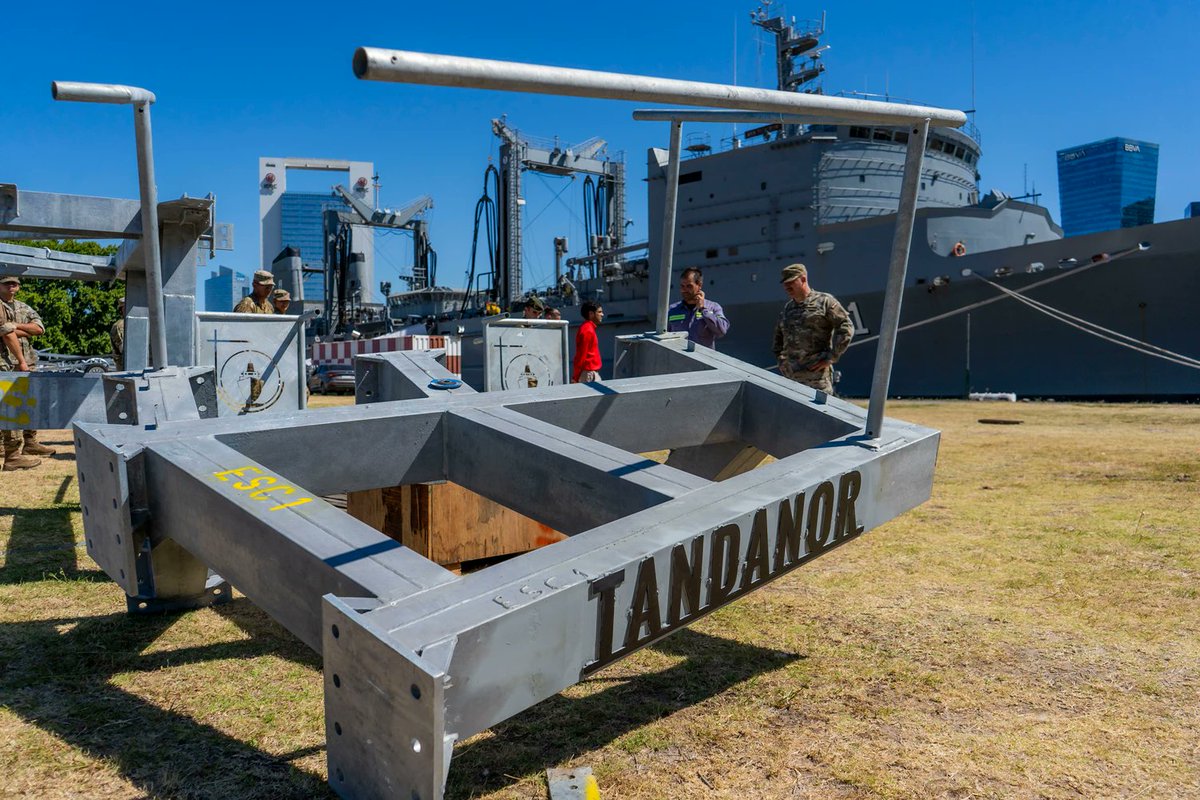 PucaraDefensa's tweet photo. El Comando Conjunto Antártico de Argentina se capacita, junto con Tandanor, para el montaje de la Base Petrel #comandoantartico #tandanor #basepetrel
https://t.co/p5jHkc2lYo https://t.co/qNHimrLZpX