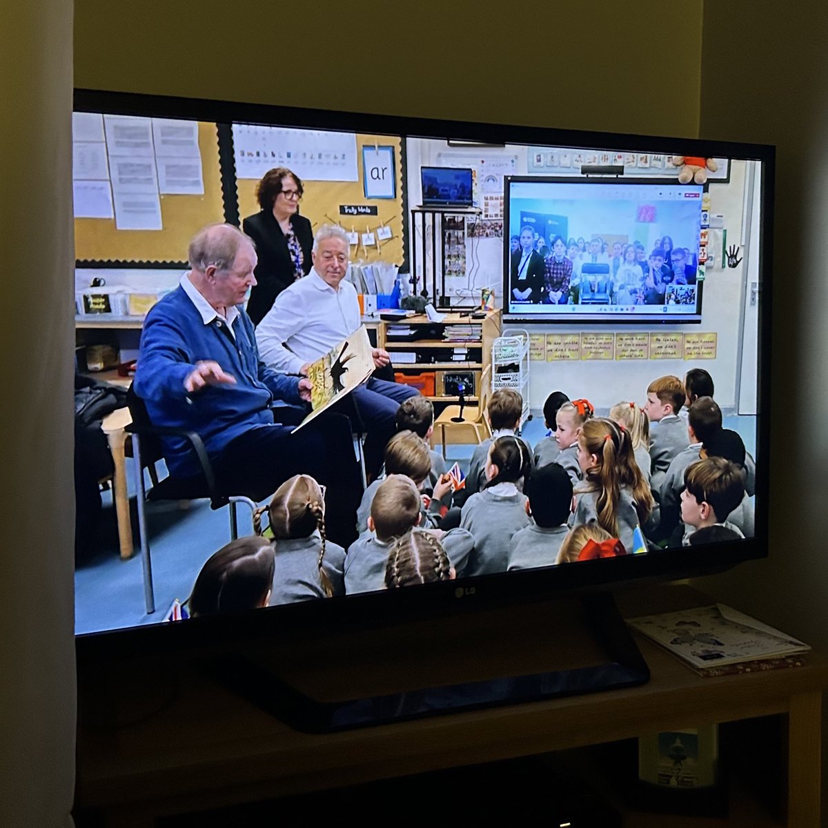 _Reading_Rocks_'s tweet image. Been up in Liverpool for a quick flying visit. Gorgeous to see this on local news! @frankcottrell_b and #michaelmorpurgo At a school just round the corner partnering with a school in Ukraine 👍🏻👍🏻👍🏻
