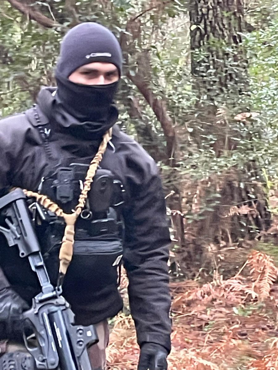 steph2440's tweet photo. [Mini thread]
Ce matin à @hossegor il s'est passé quelque chose de très grave. Un déploiement de force surdimensionné pour déloger 2 militants sur une plate-forme.
@Prefecture40 a envoyé hommes cagoulés, armés de fusils d'assaut et grenades.
#stoptht40 #hossegor #Capbreton
1/6 https://t.co/7a6oHXMjYK