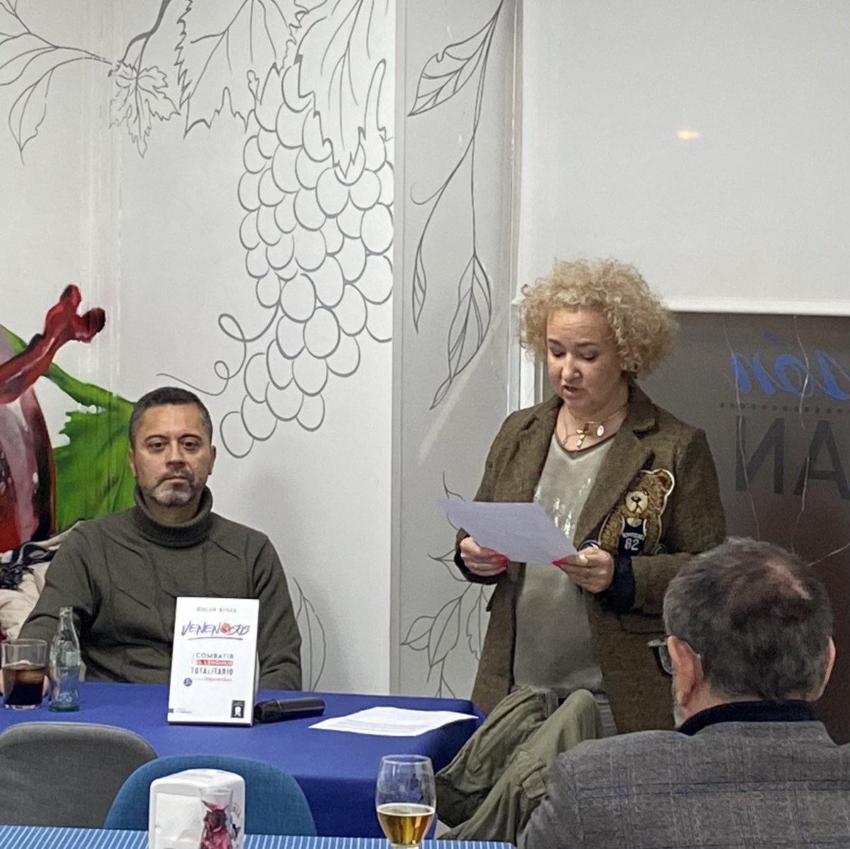 Magnifico <a href="/OscarRivas_Com/">Óscar Rivas 🇪🇦</a> en la presentación de <a href="/pueblodalcorcon/">Asociación Cultural El Pueblo de Alcorcón</a> . Luchemos porque no nos quiten nuestra esencia. 
Gracias al Mesón d’Juan por su hospitalidad.
