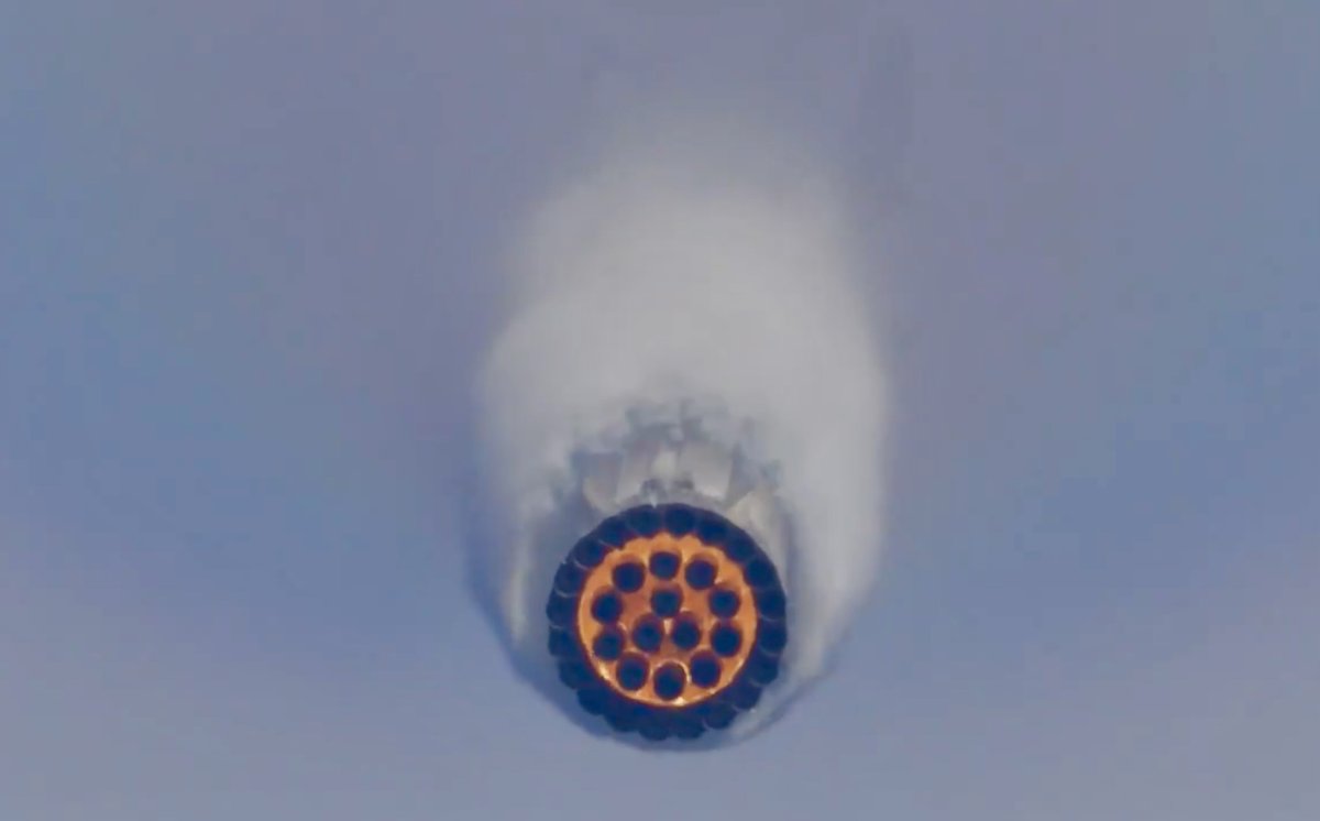 FutureJurvetson's tweet photo. OMG - Mechazilla just caught the giant Starship booster again!! 🚀 https://t.co/5RHNG8S0qX