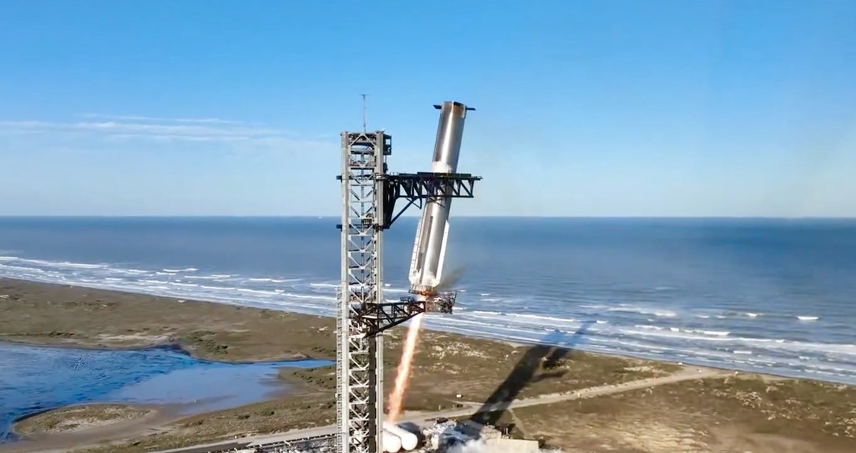 FutureJurvetson's tweet photo. OMG - Mechazilla just caught the giant Starship booster again!! 🚀 https://t.co/5RHNG8S0qX