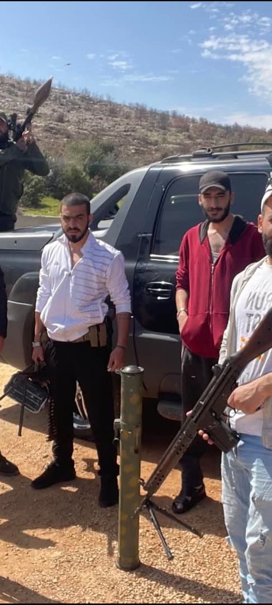 Wolveri07681751's tweet image. الشبيح جعفر سعيد 
الذي خرجت له جنازة في القرداحة  
كان اقل نوع سلاح يحمله رشاش