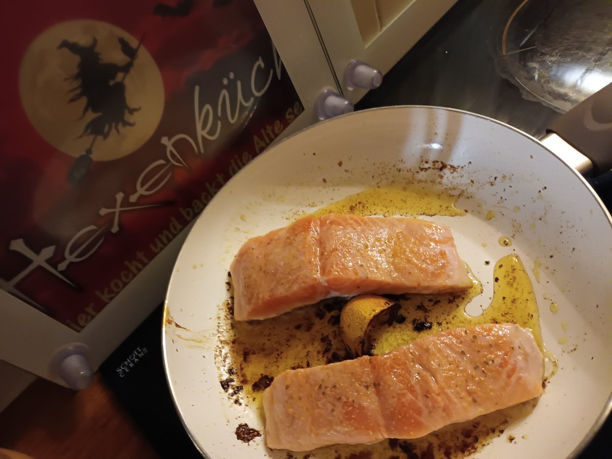 kristallnaach's tweet photo. Heute 🧹 in der 🧙♀️#Hexenküche
#Weintag 🍷 😋 🐟 🍇 #Fischtag
#frischgekocht #selbstgemacht &
lecker🍷#Riesling #Wein 🍇 #Prost
Danke Frau Mama 🖤 Du kannst
🕯mich immer noch motivieren 😘 https://t.co/Vw33E55BvZ
