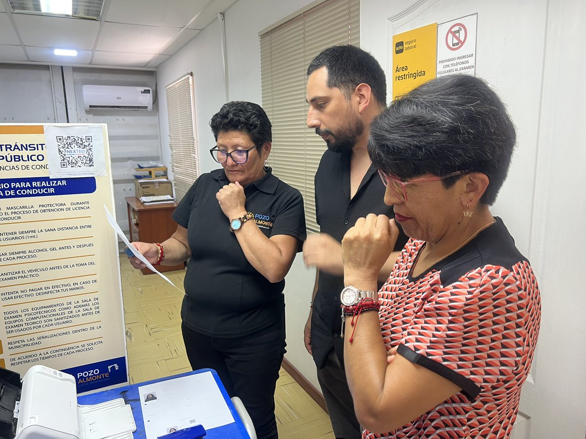 MTTTarapaca's tweet photo. #Conaset | Este jueves el SeremiTT Pedro Medalla junto al equipo de la conaset, se desplazó hasta la comuna de #PozoAlmonte para supervisar el proceso de implementación de la nueva licencia de conducir digital. https://t.co/opEbrAAHwE