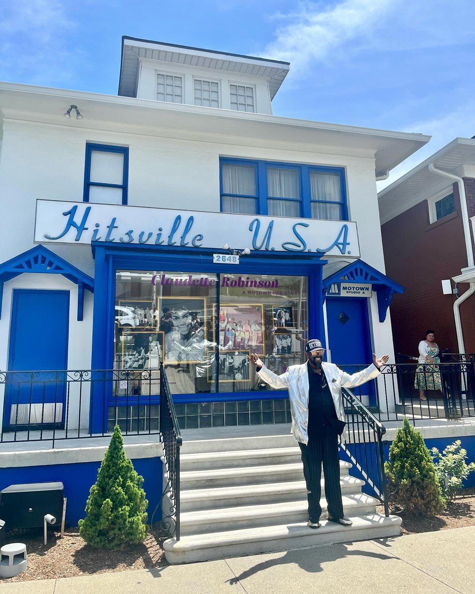 thetemptations's tweet photo. 66 years ago this month, groundbreaking steps were taken to bring Motown to life, and without the visionary Berry Gordy Jr., who knows where The Temptations would be today. 

To our Motown family, we love you and are deeply thankful for all the gifts you've given us. 💛 https://t.co/vRC1sSl8sn