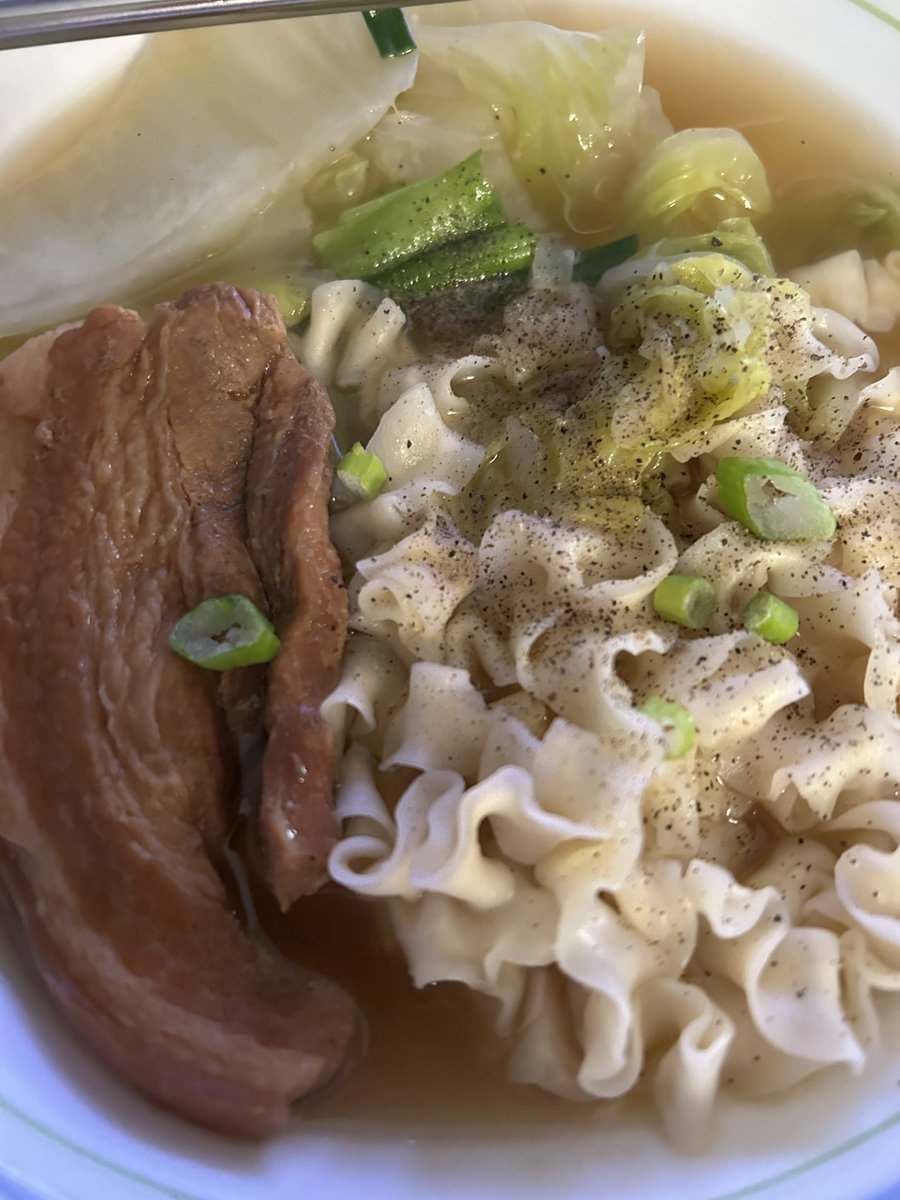 SteveKubota's tweet image. Received a few free bottles of #Wine so we popped two of them. 😎🍷🍇💜🍜#kubbyloveswine #bcwine #okanaganwine #kubbywine #ramen #porkbelly #yum #yummy