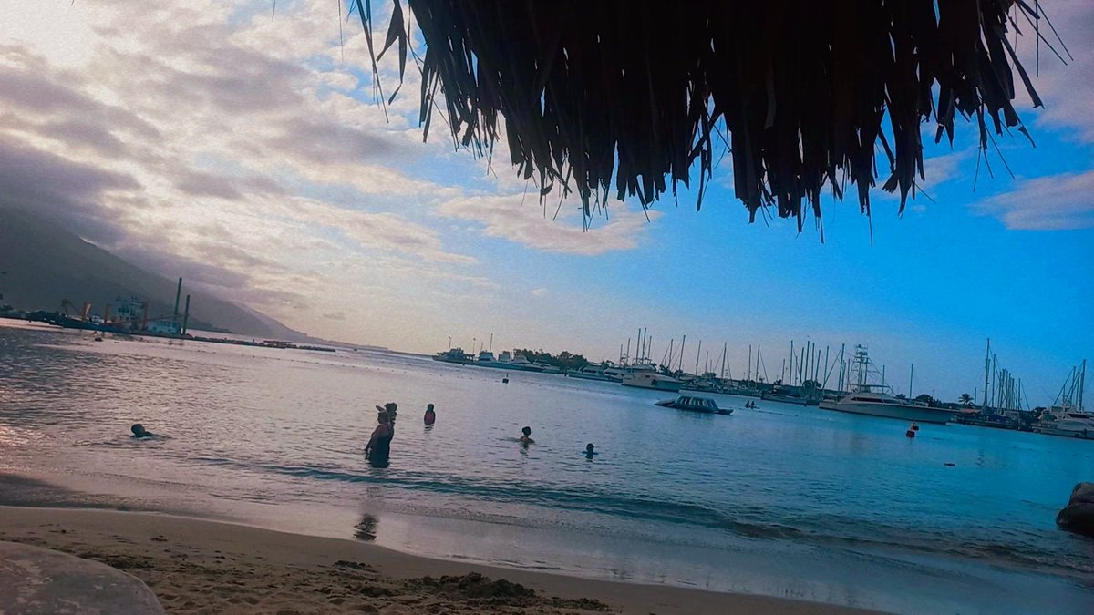 yolucecita's tweet photo. Llegandoooo... ya casi termina pero a tiempo. Mi #TBT del sitio más aburrido 😁. Playa, sol, arena y mar. Recargando energías, reactivándome y relajándome a gusto. Vida y Salud ✌🏼😎
#TBThursday #RelajandomeAndo #ModoRela #Playita #Solecitp #Arena #ElCatireContento
🏖🌞🤗🍕🥤🥃 https://t.co/X3wZFTOEVF