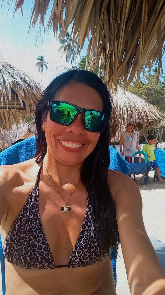 yolucecita's tweet photo. Llegandoooo... ya casi termina pero a tiempo. Mi #TBT del sitio más aburrido 😁. Playa, sol, arena y mar. Recargando energías, reactivándome y relajándome a gusto. Vida y Salud ✌🏼😎
#TBThursday #RelajandomeAndo #ModoRela #Playita #Solecitp #Arena #ElCatireContento
🏖🌞🤗🍕🥤🥃 https://t.co/X3wZFTOEVF