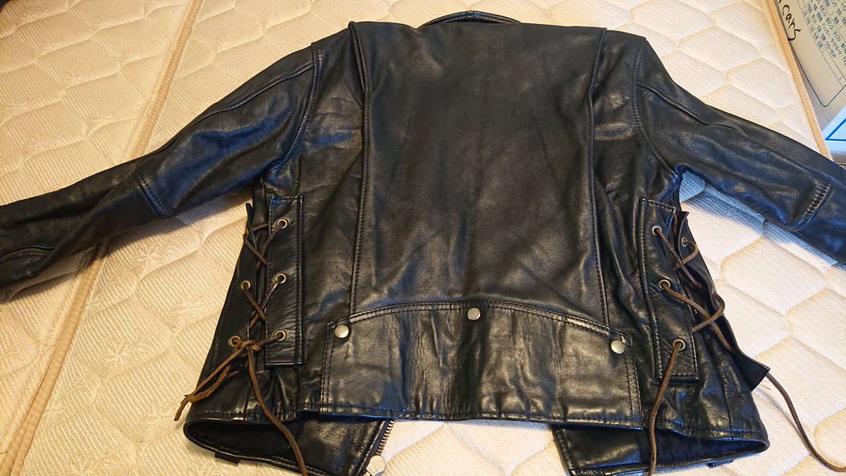 komurock1962's tweet photo. 件の革ジャンが実家のクローゼットに眠ってた。ハードロックな、と書いたけどブランドはクールス系のWild Dancer。なので、ロックンロールな、に訂正😁これ、今やヴィンテージものかな。
#WildDancer https://t.co/CxBGu6yboJ