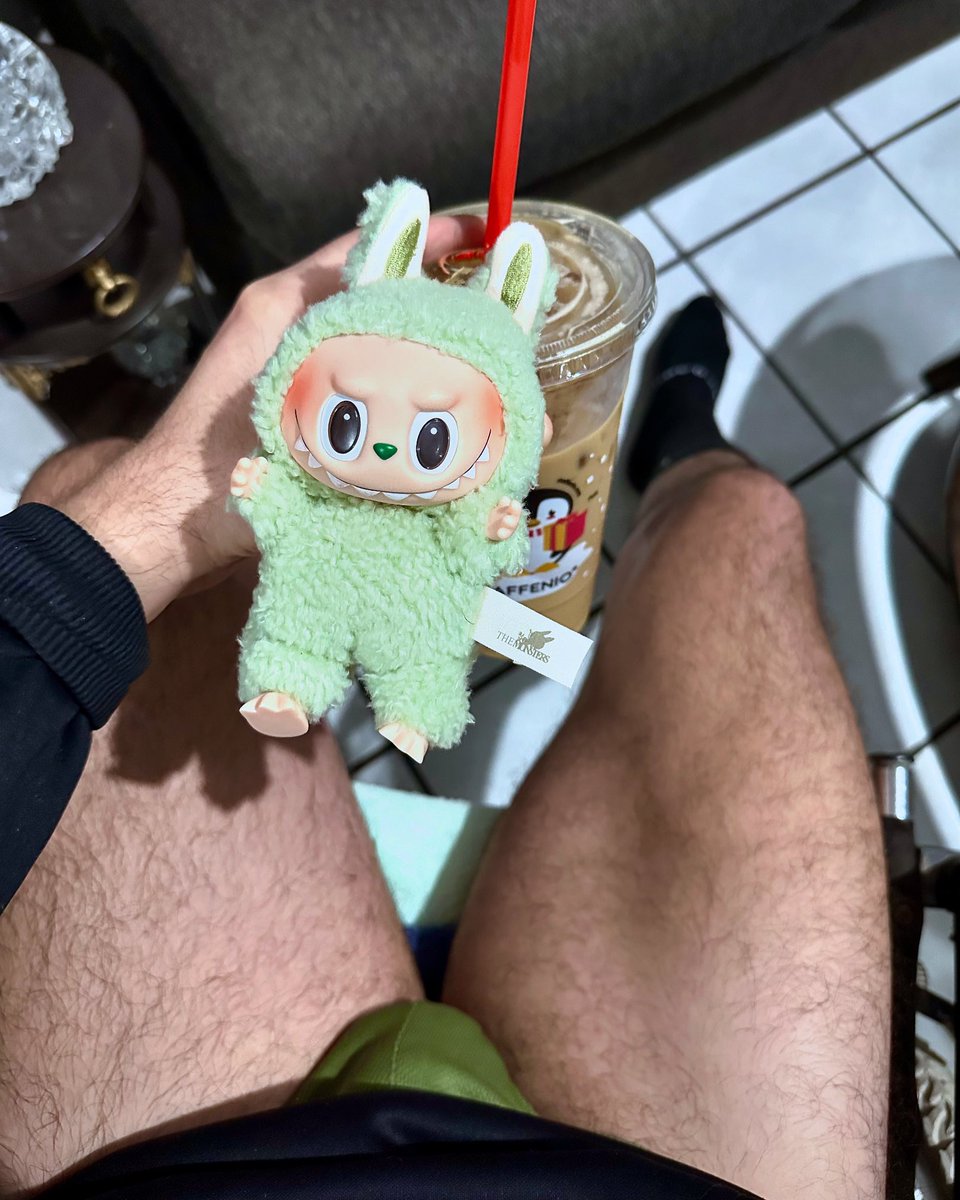 leovaba's tweet photo. Aquí sigo… enamorado del pinche Labubu y bebiendo un hermoso Rockaccino 🤭💚 #Labubu #LabubuGreenGrape #Rockaccino #Legs #Bulge #Morbo https://t.co/Vg5M4ki4D5