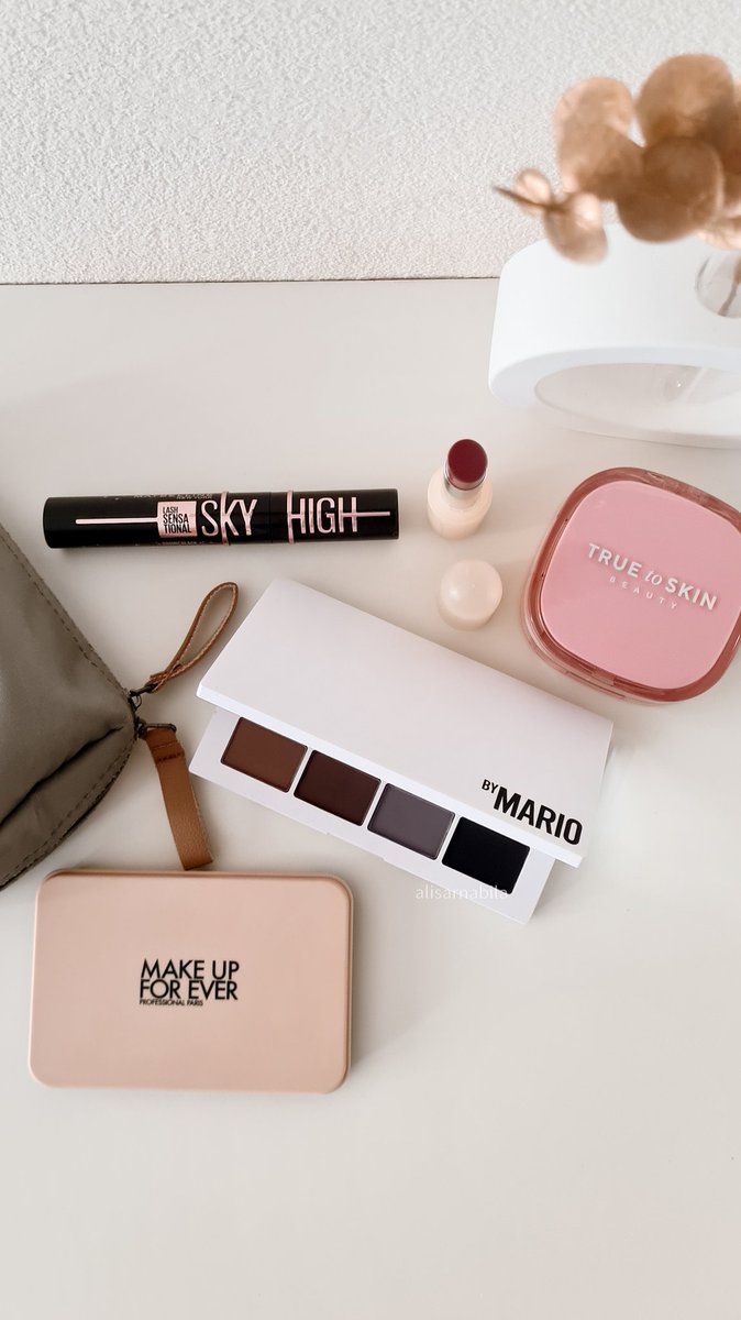 alisarnabila's tweet image. Makeupnya minimalis tapi hasilnya bisa maksimal ‼️
Kalo disuruh pilih 5 produk makeup aja, jadi hemat waktu sih karena sedikit tapi multifungsi 

#makeup #makeuproutine #makeupaddict #cushion #mascara #lipstick #powder #eyeshadow #aesthetic #aesthetics