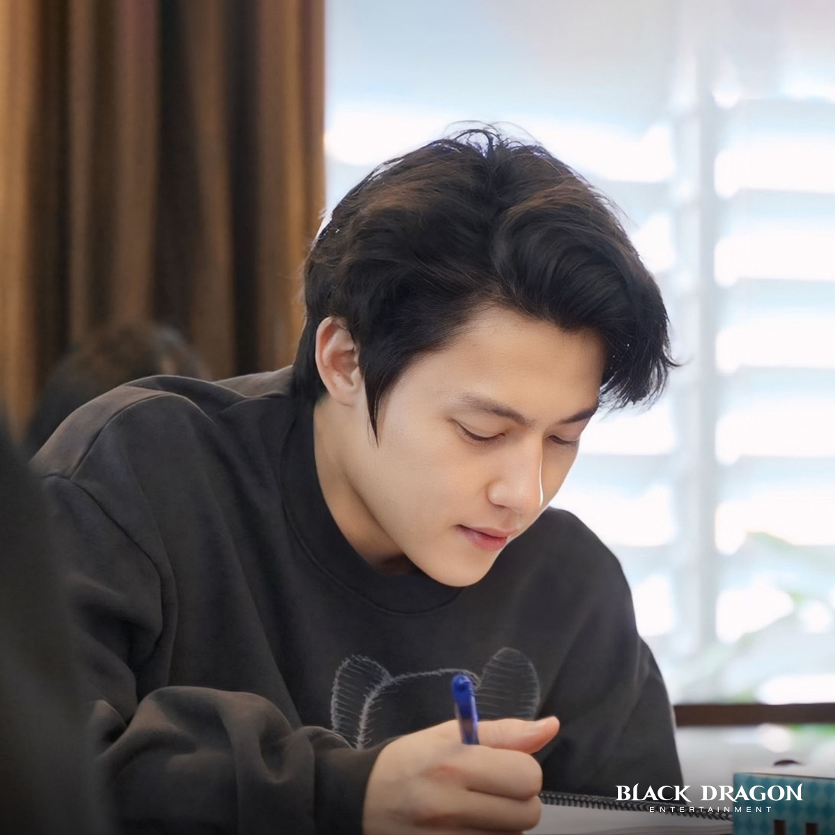 KayabWanTalk's tweet photo. เปิดโปรเจกต์ “วันทอง”(Working Title) หนังเรื่องแรกจาก “Black Dragon Entertainment” 

นำแสดงโดย “อิ้งค์-หมาก-กลัฟ-ปริมมี่”  
กำกับโดย “มุก ปิยะกานต์” 

มีกำหนดฉายในปี 2026  

#วันทองProject #กลัฟคณาวุฒิ #หมากปริญ #อิ้งค์วรันธร https://t.co/K4VOjA1jVV