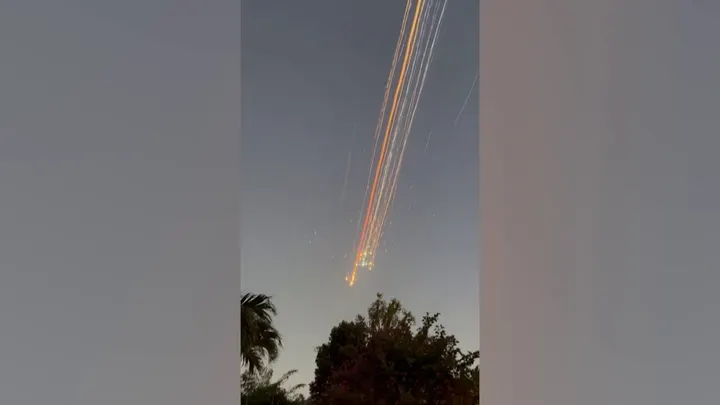 NewsBzzz's tweet photo. Starship Flight 7 from #SpaceX faced a setback as its upper stage exploded, leaving debris streaking across the sky. Here’s what happened: 👇 https://t.co/6KizvZfnm5